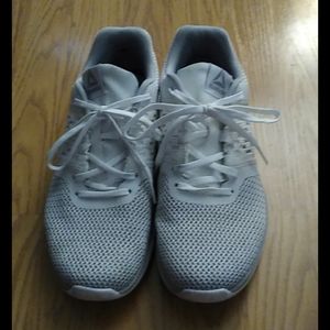 Like new reebok tennis shoes